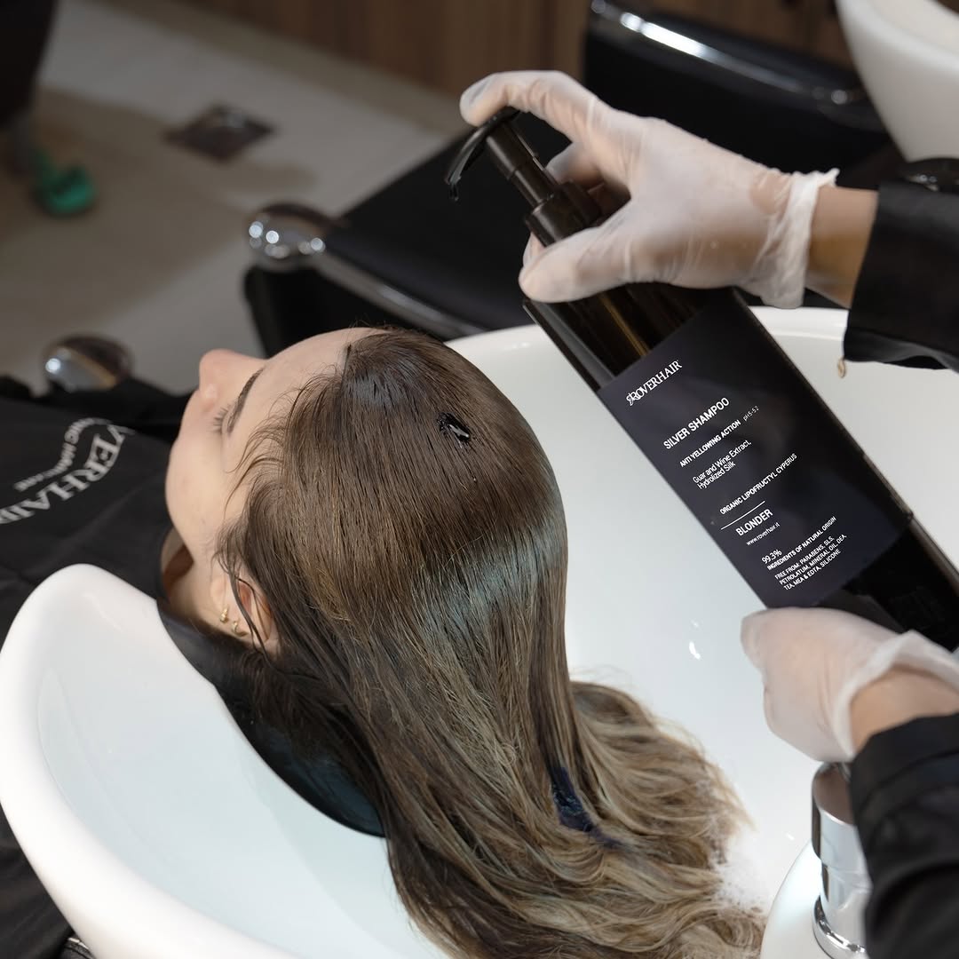 Roverhair Silver Shampoo - Putting on the models hair - Najafi